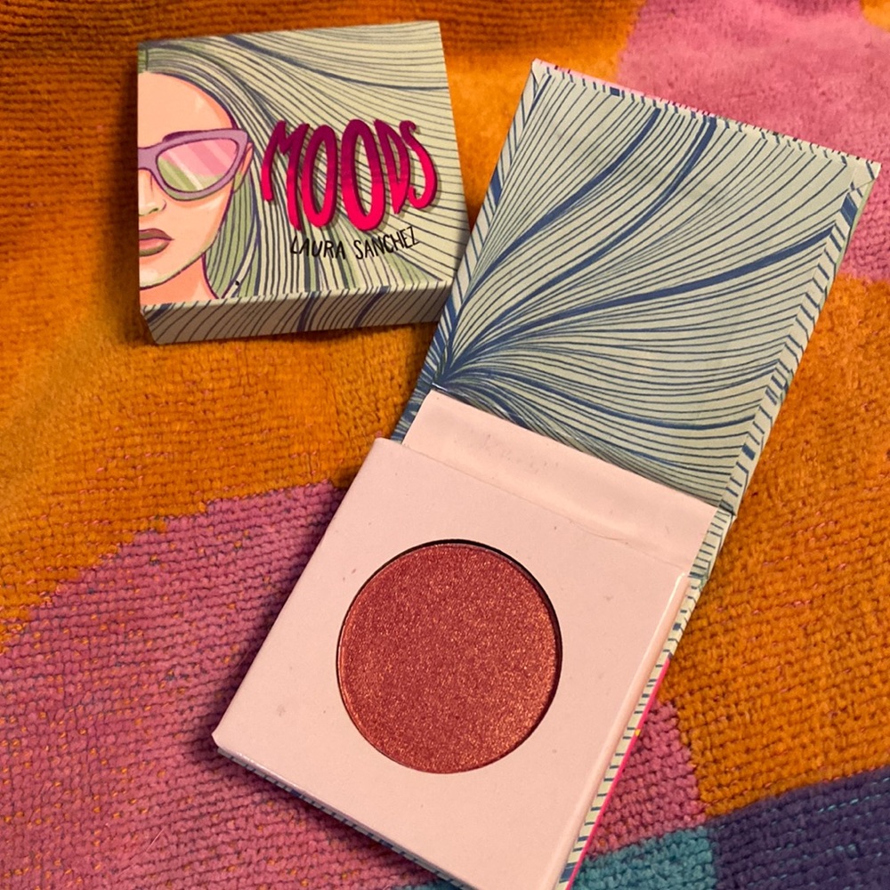 Laura Sanchez “Mood” eyeshadow single.
